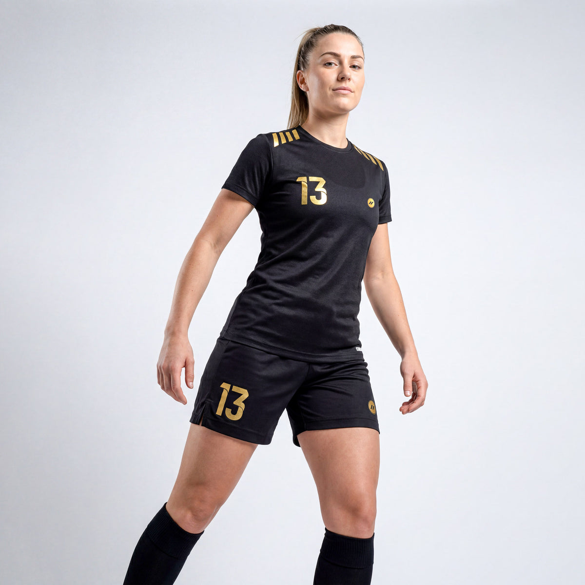 Schwarz-goldene Damen Fußballbekleidung von Zumel für Vereine, Training und Spielbetrieb.