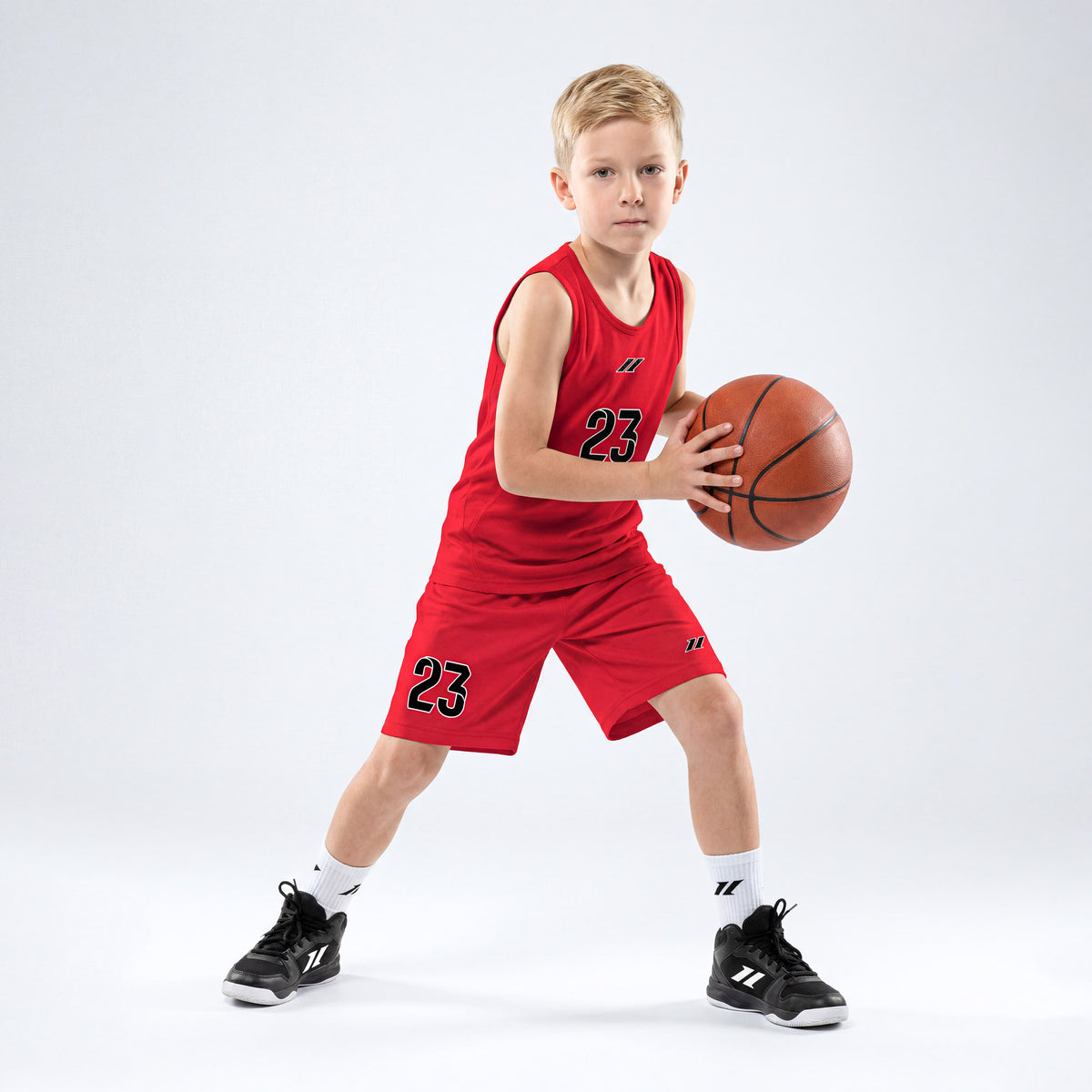 Kind im roten Basketballtrikot von Zumel mit passender Teambekleidung für Vereine.