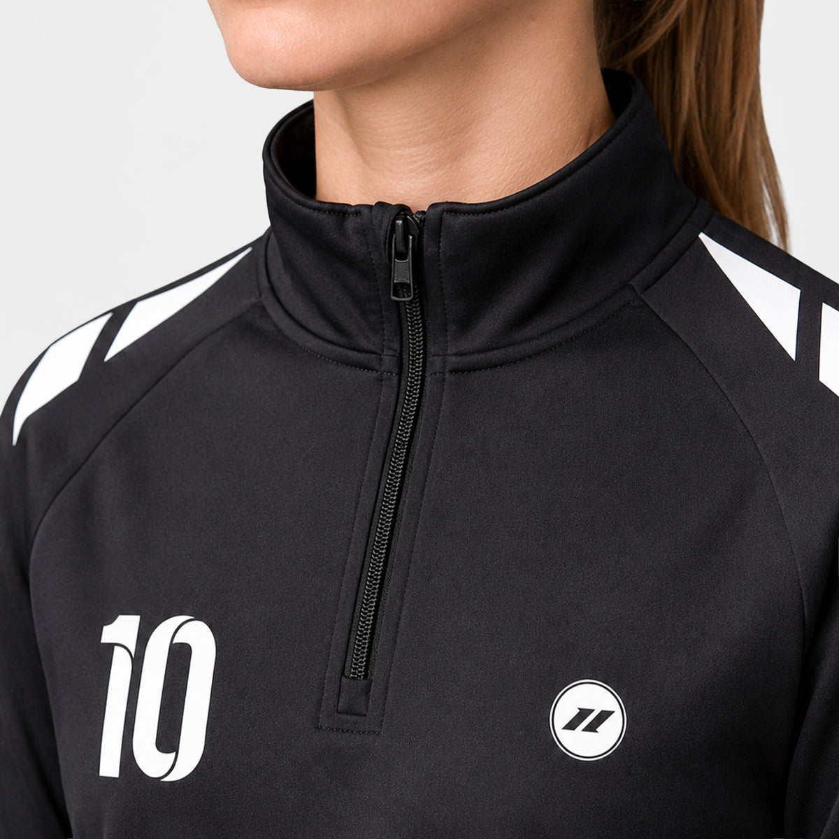 Rückseite schwarzer Fußball Ziptop Damen mit Nummer ZUMEL
