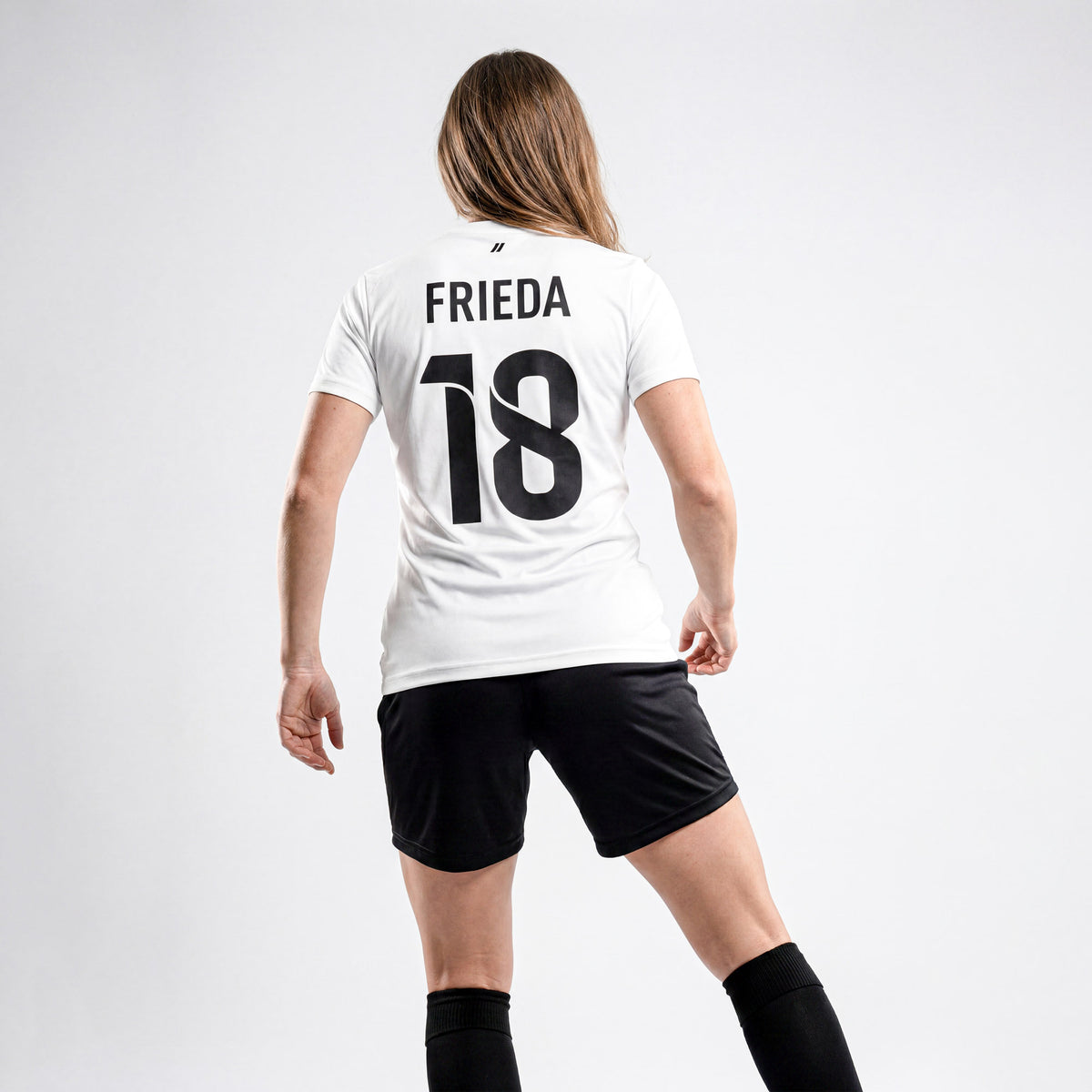 Rückansicht eines schwarzen Zumel Damen Fußballtrikots mit personalisiertem Namen und Rückennummer für Fußballmannschaften.