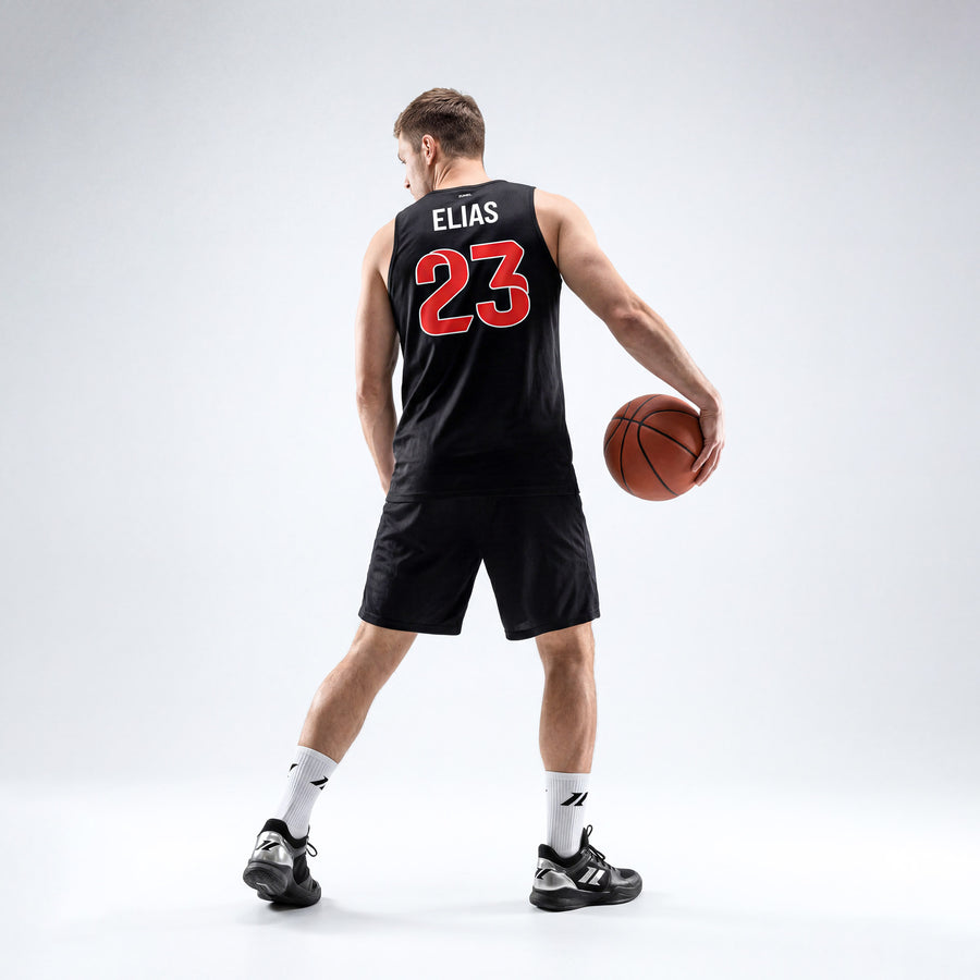 Rückansicht eines schwarzen Zumel Basketballtrikots mit personalisiertem Namen und Rückennummer.