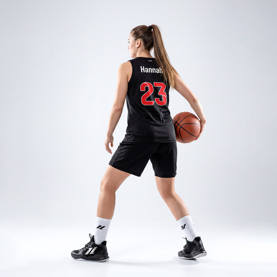 Rückansicht eines schwarzen Damen Basketballtrikots von Zumel mit personalisiertem Namen und Rückennummer.