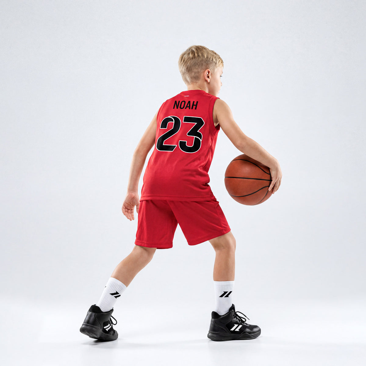 Rückansicht eines roten Kinder Basketballtrikots mit eigenem Namen und Rückennummer von Zumel.