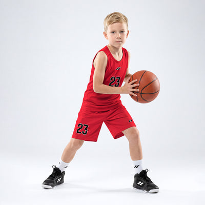 Kind im roten Basketballtrikot von Zumel mit passender Teambekleidung für Vereine.