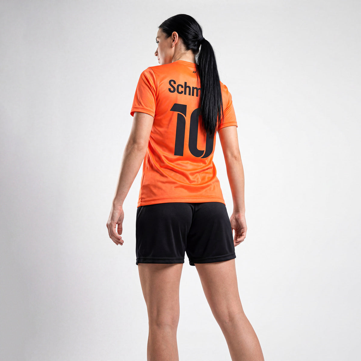Neonoranges Damen Fußballtrikot in der Rückansicht mit eigenem Namen und Rückennummer.