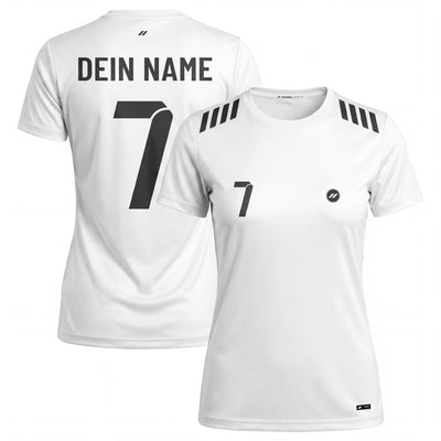 Personalisierbares weißes Damen Fußballtrikot von Zumel mit eigenem Namen und Nummer auf Vorder- und Rückseite.