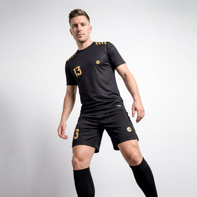 Schwarz goldenes personalisiertes Herren Fußballset mit eigenem Namen und Nummer ZUMEL