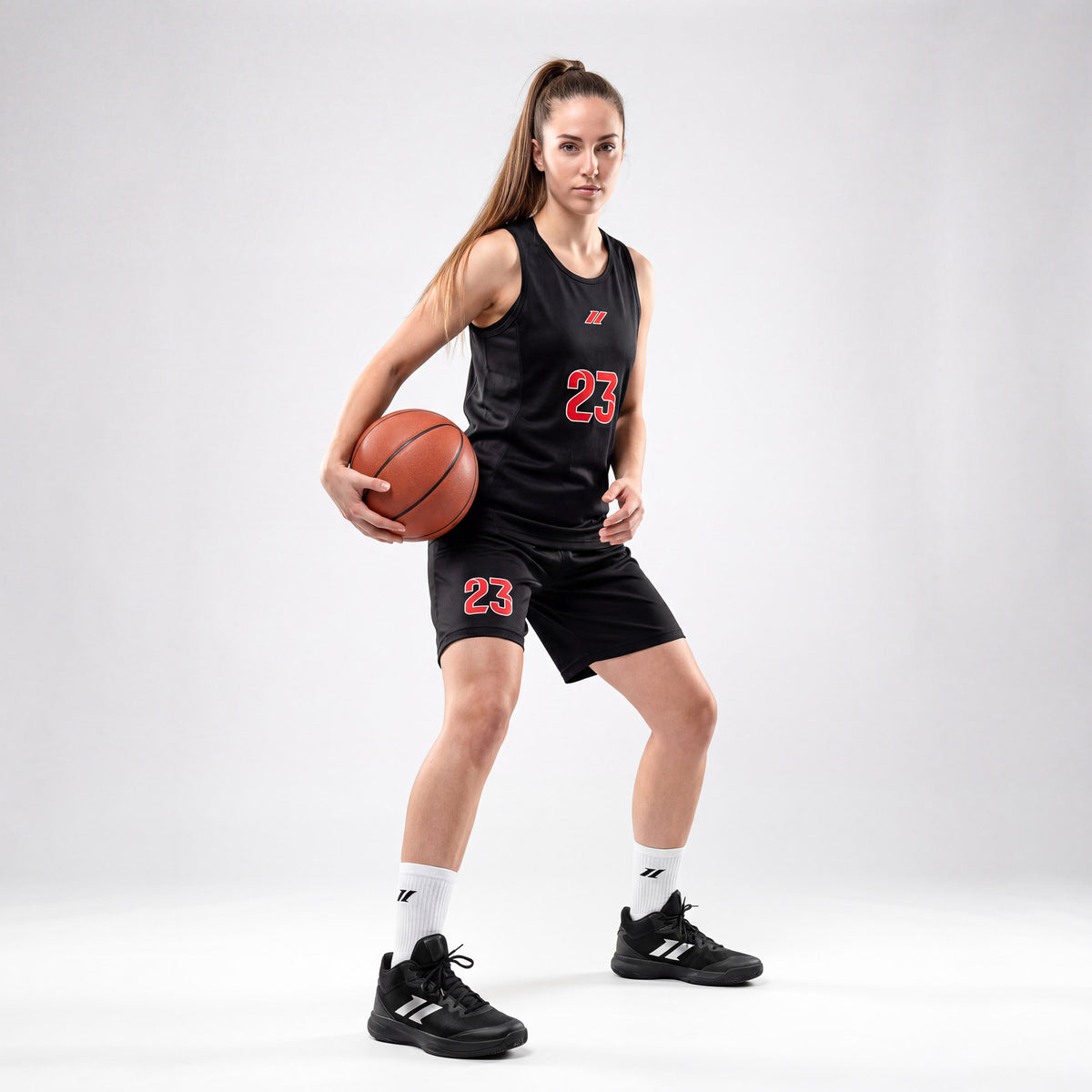 Schwarzes Damen Basketballtrikot von Zumel mit passender Shorts für Vereine und Teams.